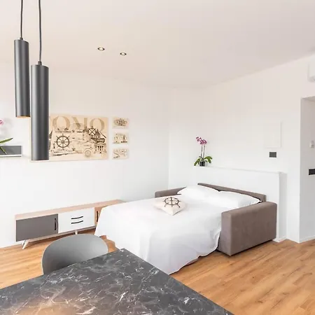 Dn Art - Romantic With Indoor Jacuzzi - 5 Guests *